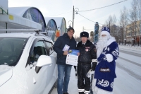 Police Santa Claus reminded the drivers of Ugra about the rules for transporting children in a car