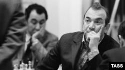 Viktor Korchnoi in 1973, with chess player Tigran Petrosyan in the background