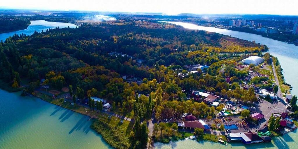 Park Sunny island from a bird's height