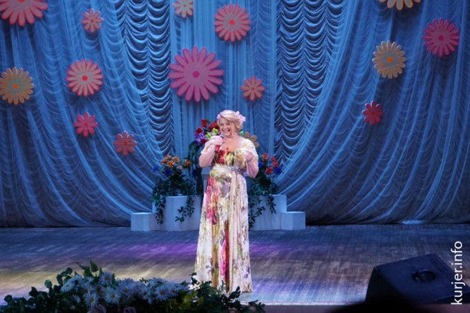 The hope of Bronska during the performance.